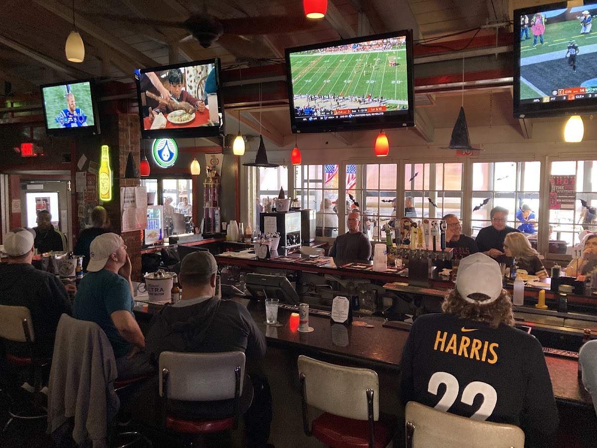 Classic's Victory's Sports Bar photo 3