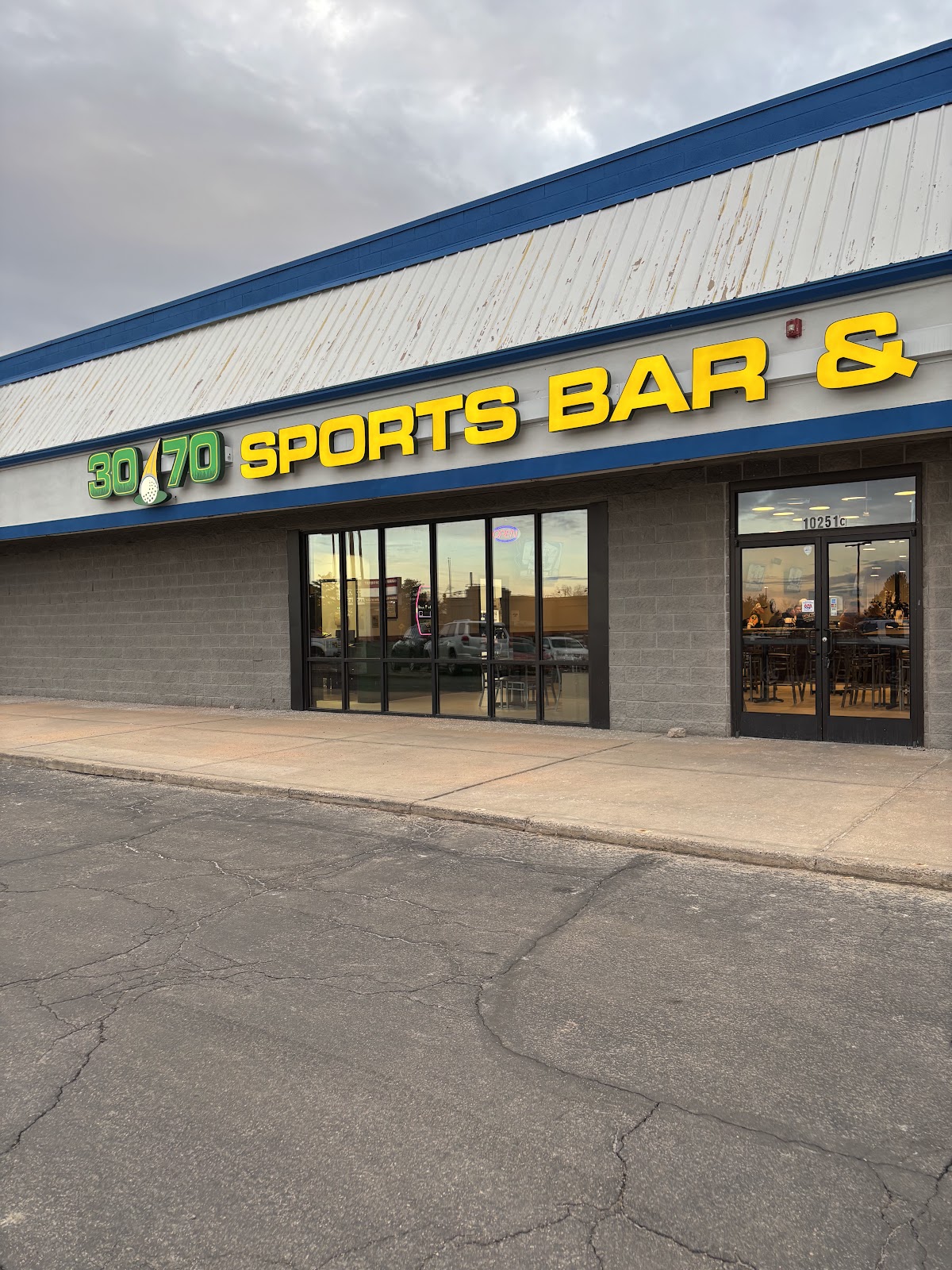 30/70 Sports Bar & Grill photo 3