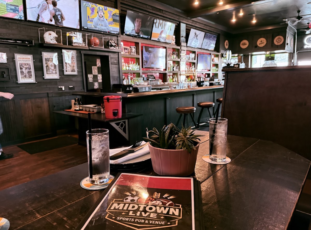 MIDTOWN LIVE SPORTS PUB & VENUE photo 3