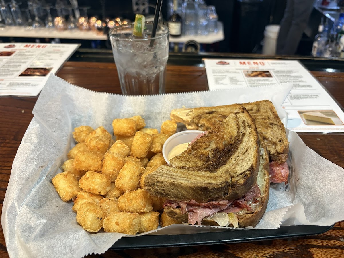 Fourth & Pour sports bar and Grill photo 3