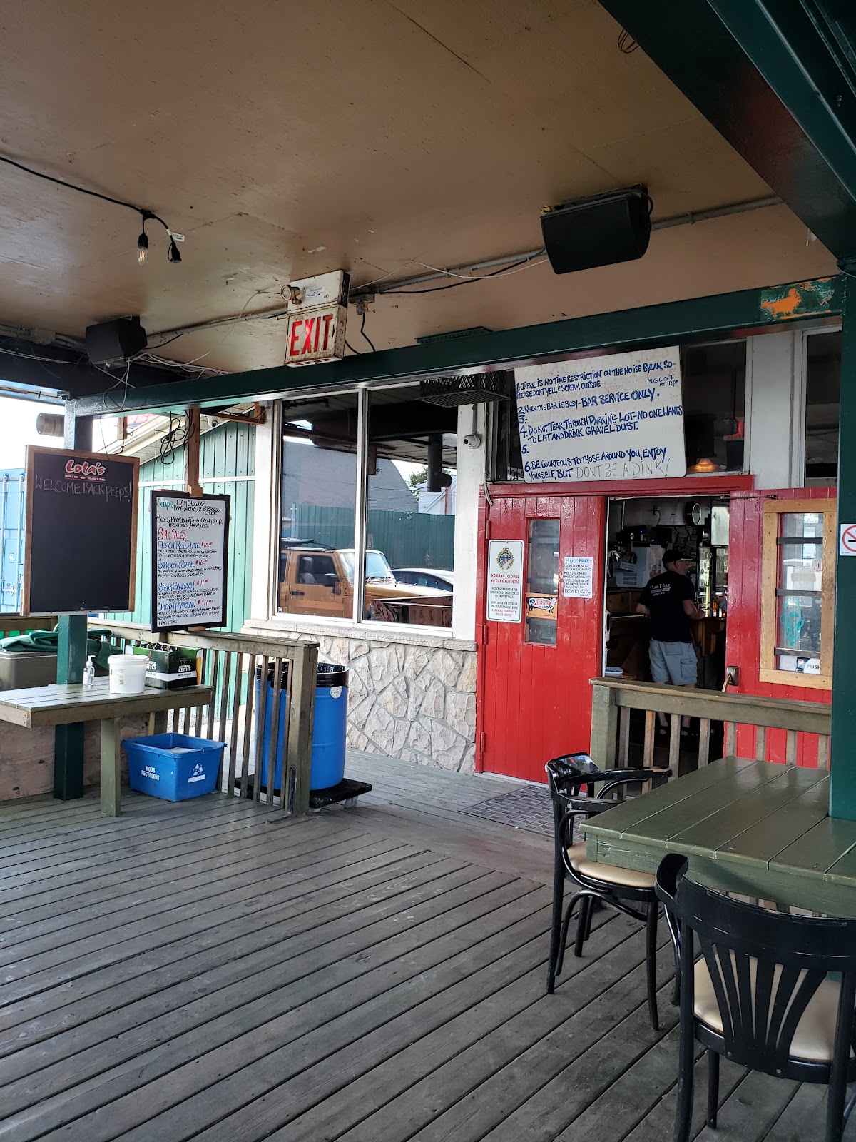 Lola's Pub